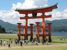 Itsukushima torii ebbe.jpg