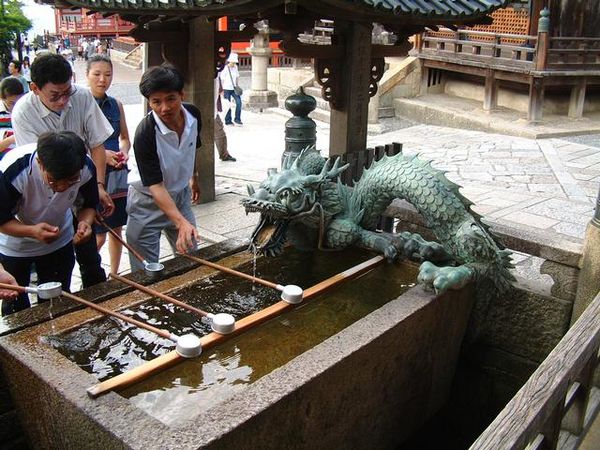 Brunnen kiyomizu.jpg