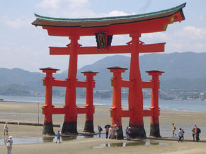 Torii miyajima ebbe.jpg