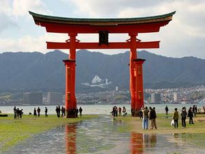 Torii miyajima.jpg