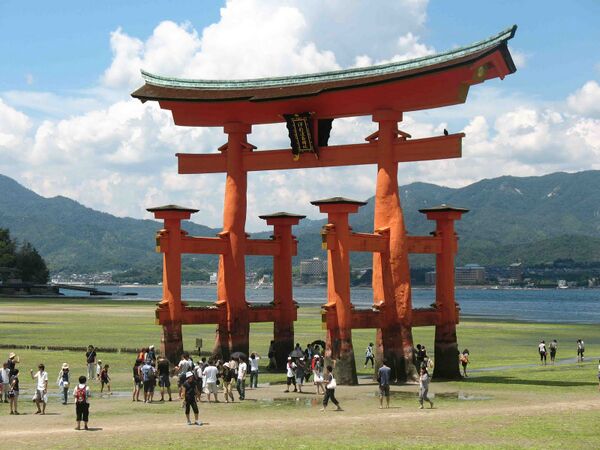 Itsukushima torii ebbe.jpg